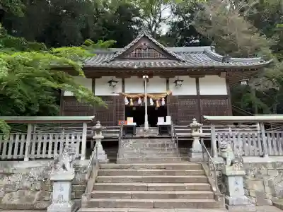 熊野三所神社の{uncategorized: "未分類", other: "その他", undefined: "問題あり", building: "その他建物", grave: "お墓", sacred_gate: "鳥居", guardian: "狛犬", statue: "像", buddha: "仏像", history: "歴史", nature: "自然", garden: "庭園", animal: "動物", pagoda: "塔", temizu: "手水舎", mountain_gate: "山門・神門", sanctuary: "本殿・本堂", subordinate: "末社・摂社", art: "芸術", scenery: "景色", jizo: "地蔵", ema: "絵馬", goshuin: "御朱印", omikuji: "おみくじ", items: "授与品その他", amulet: "お守り", goshuincho: "御朱印帳", eats: "食事", festival: "お祭り", votive_dance: "神楽", shichigosan: "七五三参", wedding: "結婚式", experience: "体験その他", initially: "初詣", around: "周辺", anti_infection: "感染症対策"}