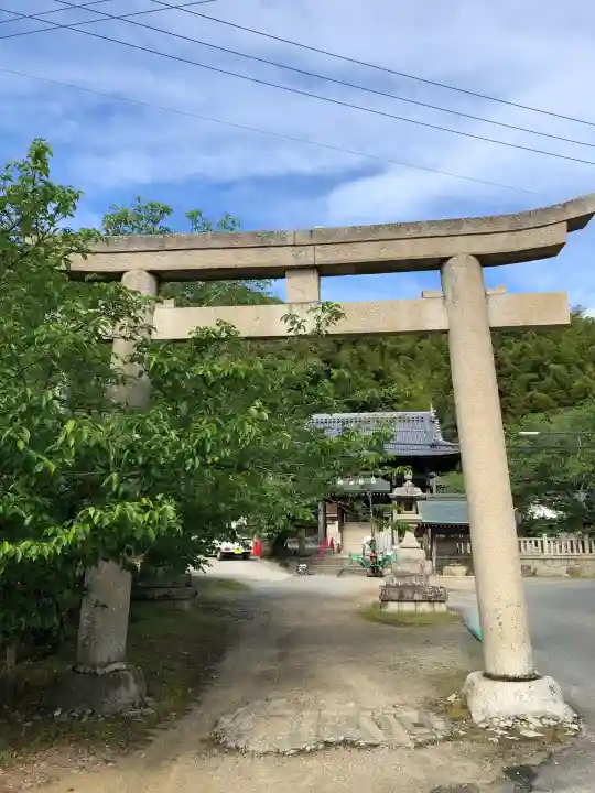 安乎八幡神社の{uncategorized: "未分類", other: "その他", undefined: "問題あり", building: "その他建物", grave: "お墓", sacred_gate: "鳥居", guardian: "狛犬", statue: "像", buddha: "仏像", history: "歴史", nature: "自然", garden: "庭園", animal: "動物", pagoda: "塔", temizu: "手水舎", mountain_gate: "山門・神門", sanctuary: "本殿・本堂", subordinate: "末社・摂社", art: "芸術", scenery: "景色", jizo: "地蔵", ema: "絵馬", goshuin: "御朱印", omikuji: "おみくじ", items: "授与品その他", amulet: "お守り", goshuincho: "御朱印帳", eats: "食事", festival: "お祭り", votive_dance: "神楽", shichigosan: "七五三参", wedding: "結婚式", experience: "体験その他", initially: "初詣", around: "周辺", anti_infection: "感染症対策"}