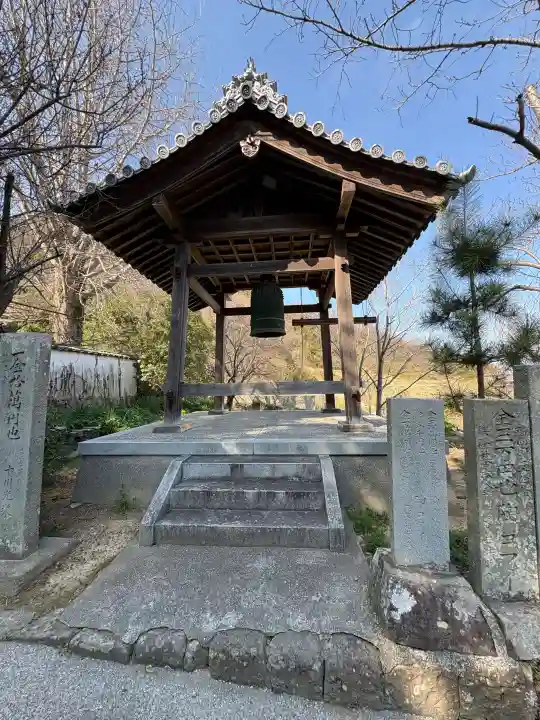鷲峰寺の{uncategorized: "未分類", other: "その他", undefined: "問題あり", building: "その他建物", grave: "お墓", sacred_gate: "鳥居", guardian: "狛犬", statue: "像", buddha: "仏像", history: "歴史", nature: "自然", garden: "庭園", animal: "動物", pagoda: "塔", temizu: "手水舎", mountain_gate: "山門・神門", sanctuary: "本殿・本堂", subordinate: "末社・摂社", art: "芸術", scenery: "景色", jizo: "地蔵", ema: "絵馬", goshuin: "御朱印", omikuji: "おみくじ", items: "授与品その他", amulet: "お守り", goshuincho: "御朱印帳", eats: "食事", festival: "お祭り", votive_dance: "神楽", shichigosan: "七五三参", wedding: "結婚式", experience: "体験その他", initially: "初詣", around: "周辺", anti_infection: "感染症対策"}
