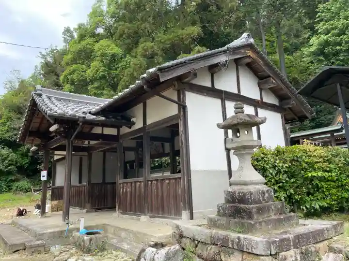 椿井春日神社の{uncategorized: "未分類", other: "その他", undefined: "問題あり", building: "その他建物", grave: "お墓", sacred_gate: "鳥居", guardian: "狛犬", statue: "像", buddha: "仏像", history: "歴史", nature: "自然", garden: "庭園", animal: "動物", pagoda: "塔", temizu: "手水舎", mountain_gate: "山門・神門", sanctuary: "本殿・本堂", subordinate: "末社・摂社", art: "芸術", scenery: "景色", jizo: "地蔵", ema: "絵馬", goshuin: "御朱印", omikuji: "おみくじ", items: "授与品その他", amulet: "お守り", goshuincho: "御朱印帳", eats: "食事", festival: "お祭り", votive_dance: "神楽", shichigosan: "七五三参", wedding: "結婚式", experience: "体験その他", initially: "初詣", around: "周辺", anti_infection: "感染症対策"}