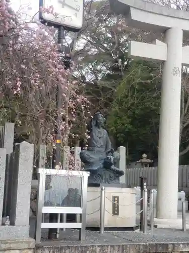 保久良神社の像