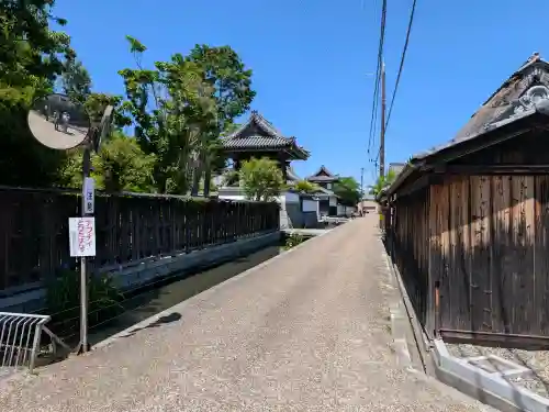 弘誓寺の{uncategorized: "未分類", other: "その他", undefined: "問題あり", building: "その他建物", grave: "お墓", sacred_gate: "鳥居", guardian: "狛犬", statue: "像", buddha: "仏像", history: "歴史", nature: "自然", garden: "庭園", animal: "動物", pagoda: "塔", temizu: "手水舎", mountain_gate: "山門・神門", sanctuary: "本殿・本堂", subordinate: "末社・摂社", art: "芸術", scenery: "景色", jizo: "地蔵", ema: "絵馬", goshuin: "御朱印", omikuji: "おみくじ", items: "授与品その他", amulet: "お守り", goshuincho: "御朱印帳", eats: "食事", festival: "お祭り", votive_dance: "神楽", shichigosan: "七五三参", wedding: "結婚式", experience: "体験その他", initially: "初詣", around: "周辺", anti_infection: "感染症対策"}