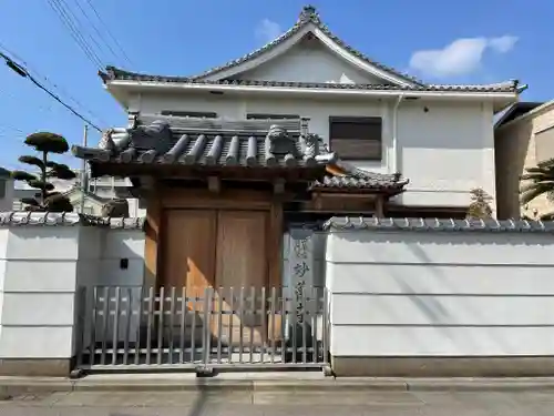 妙蓮寺の山門