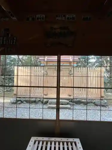 伊射波神社の{uncategorized: "未分類", other: "その他", undefined: "問題あり", building: "その他建物", grave: "お墓", sacred_gate: "鳥居", guardian: "狛犬", statue: "像", buddha: "仏像", history: "歴史", nature: "自然", garden: "庭園", animal: "動物", pagoda: "塔", temizu: "手水舎", mountain_gate: "山門・神門", sanctuary: "本殿・本堂", subordinate: "末社・摂社", art: "芸術", scenery: "景色", jizo: "地蔵", ema: "絵馬", goshuin: "御朱印", omikuji: "おみくじ", items: "授与品その他", amulet: "お守り", goshuincho: "御朱印帳", eats: "食事", festival: "お祭り", votive_dance: "神楽", shichigosan: "七五三参", wedding: "結婚式", experience: "体験その他", initially: "初詣", around: "周辺", anti_infection: "感染症対策"}