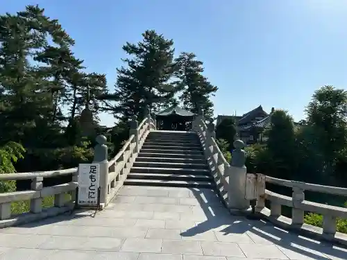 善通寺の{uncategorized: "未分類", other: "その他", undefined: "問題あり", building: "その他建物", grave: "お墓", sacred_gate: "鳥居", guardian: "狛犬", statue: "像", buddha: "仏像", history: "歴史", nature: "自然", garden: "庭園", animal: "動物", pagoda: "塔", temizu: "手水舎", mountain_gate: "山門・神門", sanctuary: "本殿・本堂", subordinate: "末社・摂社", art: "芸術", scenery: "景色", jizo: "地蔵", ema: "絵馬", goshuin: "御朱印", omikuji: "おみくじ", items: "授与品その他", amulet: "お守り", goshuincho: "御朱印帳", eats: "食事", festival: "お祭り", votive_dance: "神楽", shichigosan: "七五三参", wedding: "結婚式", experience: "体験その他", initially: "初詣", around: "周辺", anti_infection: "感染症対策"}