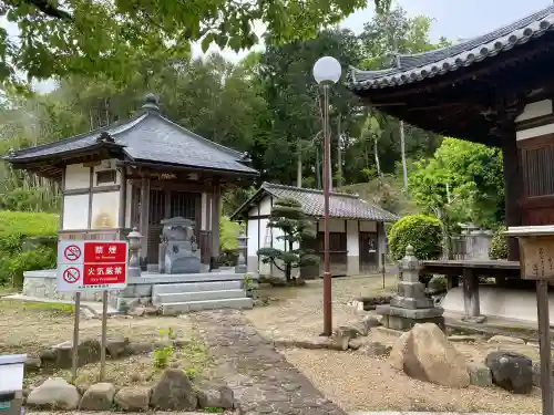 寶幢寺の{uncategorized: "未分類", other: "その他", undefined: "問題あり", building: "その他建物", grave: "お墓", sacred_gate: "鳥居", guardian: "狛犬", statue: "像", buddha: "仏像", history: "歴史", nature: "自然", garden: "庭園", animal: "動物", pagoda: "塔", temizu: "手水舎", mountain_gate: "山門・神門", sanctuary: "本殿・本堂", subordinate: "末社・摂社", art: "芸術", scenery: "景色", jizo: "地蔵", ema: "絵馬", goshuin: "御朱印", omikuji: "おみくじ", items: "授与品その他", amulet: "お守り", goshuincho: "御朱印帳", eats: "食事", festival: "お祭り", votive_dance: "神楽", shichigosan: "七五三参", wedding: "結婚式", experience: "体験その他", initially: "初詣", around: "周辺", anti_infection: "感染症対策"}