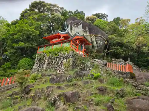 神倉神社（熊野速玉大社摂社）の{uncategorized: "未分類", other: "その他", undefined: "問題あり", building: "その他建物", grave: "お墓", sacred_gate: "鳥居", guardian: "狛犬", statue: "像", buddha: "仏像", history: "歴史", nature: "自然", garden: "庭園", animal: "動物", pagoda: "塔", temizu: "手水舎", mountain_gate: "山門・神門", sanctuary: "本殿・本堂", subordinate: "末社・摂社", art: "芸術", scenery: "景色", jizo: "地蔵", ema: "絵馬", goshuin: "御朱印", omikuji: "おみくじ", items: "授与品その他", amulet: "お守り", goshuincho: "御朱印帳", eats: "食事", festival: "お祭り", votive_dance: "神楽", shichigosan: "七五三参", wedding: "結婚式", experience: "体験その他", initially: "初詣", around: "周辺", anti_infection: "感染症対策"}