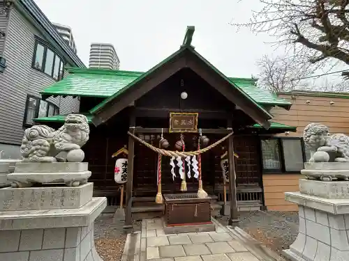 彌彦神社　(伊夜日子神社)の{uncategorized: "未分類", other: "その他", undefined: "問題あり", building: "その他建物", grave: "お墓", sacred_gate: "鳥居", guardian: "狛犬", statue: "像", buddha: "仏像", history: "歴史", nature: "自然", garden: "庭園", animal: "動物", pagoda: "塔", temizu: "手水舎", mountain_gate: "山門・神門", sanctuary: "本殿・本堂", subordinate: "末社・摂社", art: "芸術", scenery: "景色", jizo: "地蔵", ema: "絵馬", goshuin: "御朱印", omikuji: "おみくじ", items: "授与品その他", amulet: "お守り", goshuincho: "御朱印帳", eats: "食事", festival: "お祭り", votive_dance: "神楽", shichigosan: "七五三参", wedding: "結婚式", experience: "体験その他", initially: "初詣", around: "周辺", anti_infection: "感染症対策"}