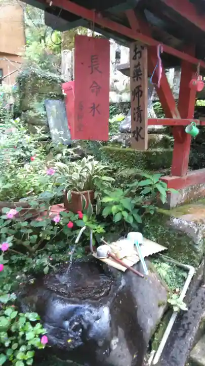 杖立薬師堂の手水舎