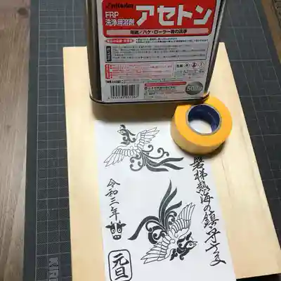 いつもならトレーシングペーパーで書き写すのですが、今回は図が細かいため、化学の力で転写しました^ ^(*´艸`)
使ったのは有機溶剤のアセトン。
アセトンがトナーを溶かし、
溶けたトナーが消しゴムハンコに
色移りする原理です。✏️