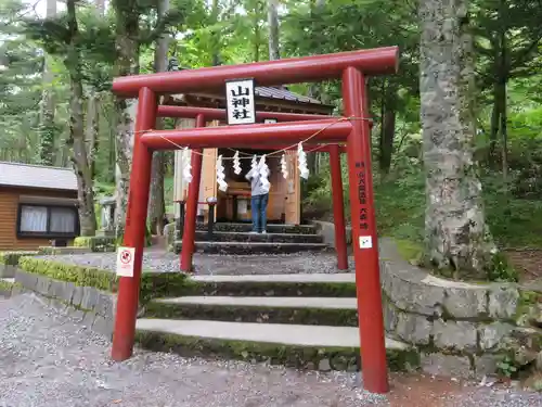 新屋山神社奥宮の鳥居