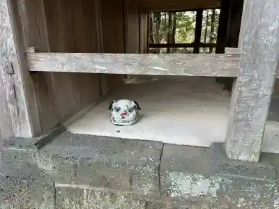 出雲路幸神社の{uncategorized: "未分類", other: "その他", undefined: "問題あり", building: "その他建物", grave: "お墓", sacred_gate: "鳥居", guardian: "狛犬", statue: "像", buddha: "仏像", history: "歴史", nature: "自然", garden: "庭園", animal: "動物", pagoda: "塔", temizu: "手水舎", mountain_gate: "山門・神門", sanctuary: "本殿・本堂", subordinate: "末社・摂社", art: "芸術", scenery: "景色", jizo: "地蔵", ema: "絵馬", goshuin: "御朱印", omikuji: "おみくじ", items: "授与品その他", amulet: "お守り", goshuincho: "御朱印帳", eats: "食事", festival: "お祭り", votive_dance: "神楽", shichigosan: "七五三参", wedding: "結婚式", experience: "体験その他", initially: "初詣", around: "周辺", anti_infection: "感染症対策"}