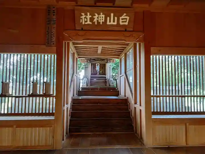白山社の本殿・本堂