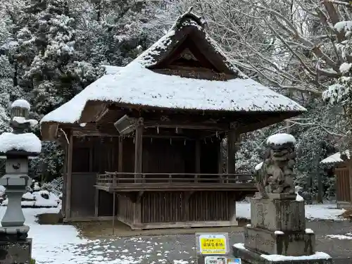玉敷神社の{uncategorized: "未分類", other: "その他", undefined: "問題あり", building: "その他建物", grave: "お墓", sacred_gate: "鳥居", guardian: "狛犬", statue: "像", buddha: "仏像", history: "歴史", nature: "自然", garden: "庭園", animal: "動物", pagoda: "塔", temizu: "手水舎", mountain_gate: "山門・神門", sanctuary: "本殿・本堂", subordinate: "末社・摂社", art: "芸術", scenery: "景色", jizo: "地蔵", ema: "絵馬", goshuin: "御朱印", omikuji: "おみくじ", items: "授与品その他", amulet: "お守り", goshuincho: "御朱印帳", eats: "食事", festival: "お祭り", votive_dance: "神楽", shichigosan: "七五三参", wedding: "結婚式", experience: "体験その他", initially: "初詣", around: "周辺", anti_infection: "感染症対策"}