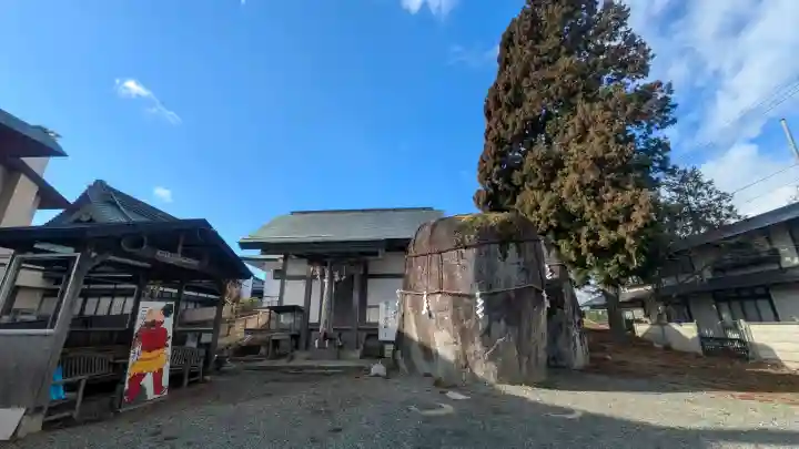 三ツ石神社の{uncategorized: "未分類", other: "その他", undefined: "問題あり", building: "その他建物", grave: "お墓", sacred_gate: "鳥居", guardian: "狛犬", statue: "像", buddha: "仏像", history: "歴史", nature: "自然", garden: "庭園", animal: "動物", pagoda: "塔", temizu: "手水舎", mountain_gate: "山門・神門", sanctuary: "本殿・本堂", subordinate: "末社・摂社", art: "芸術", scenery: "景色", jizo: "地蔵", ema: "絵馬", goshuin: "御朱印", omikuji: "おみくじ", items: "授与品その他", amulet: "お守り", goshuincho: "御朱印帳", eats: "食事", festival: "お祭り", votive_dance: "神楽", shichigosan: "七五三参", wedding: "結婚式", experience: "体験その他", initially: "初詣", around: "周辺", anti_infection: "感染症対策"}