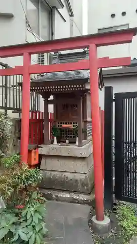 六番地稲荷の鳥居