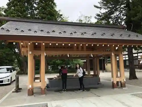 射水神社の手水