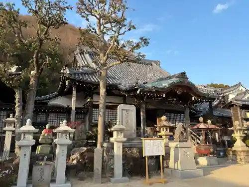 神咒寺の{uncategorized: "未分類", other: "その他", undefined: "問題あり", building: "その他建物", grave: "お墓", sacred_gate: "鳥居", guardian: "狛犬", statue: "像", buddha: "仏像", history: "歴史", nature: "自然", garden: "庭園", animal: "動物", pagoda: "塔", temizu: "手水舎", mountain_gate: "山門・神門", sanctuary: "本殿・本堂", subordinate: "末社・摂社", art: "芸術", scenery: "景色", jizo: "地蔵", ema: "絵馬", goshuin: "御朱印", omikuji: "おみくじ", items: "授与品その他", amulet: "お守り", goshuincho: "御朱印帳", eats: "食事", festival: "お祭り", votive_dance: "神楽", shichigosan: "七五三参", wedding: "結婚式", experience: "体験その他", initially: "初詣", around: "周辺", anti_infection: "感染症対策"}