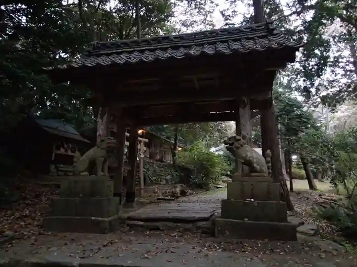 多久頭魂神社の山門・神門