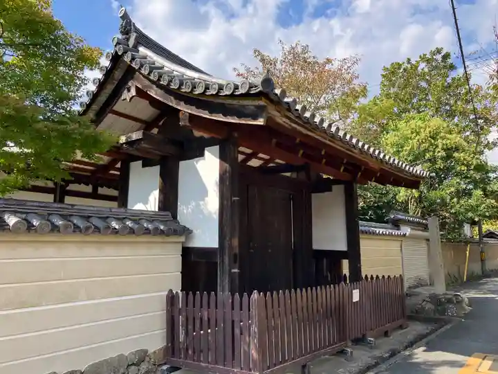 新薬師寺の山門・神門