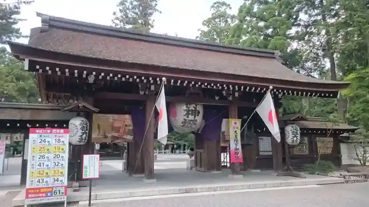 建部大社の山門・神門