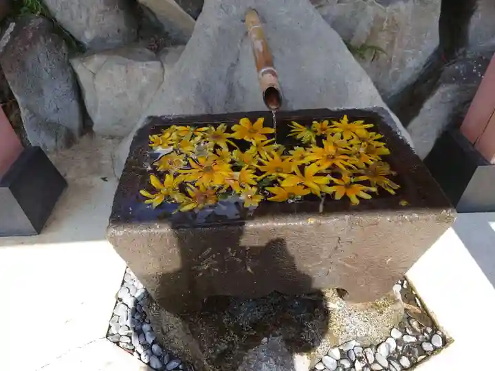 差出磯大嶽山神社 仕事と健康と厄よけの神さまの手水舎