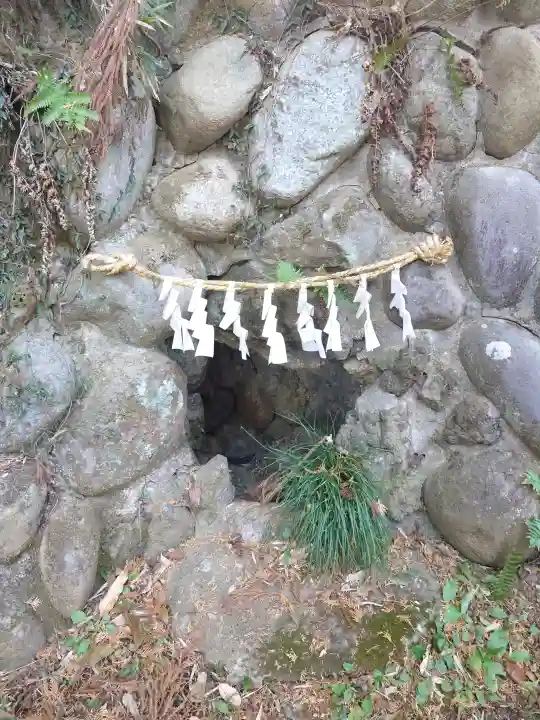 手白神社の{uncategorized: "未分類", other: "その他", undefined: "問題あり", building: "その他建物", grave: "お墓", sacred_gate: "鳥居", guardian: "狛犬", statue: "像", buddha: "仏像", history: "歴史", nature: "自然", garden: "庭園", animal: "動物", pagoda: "塔", temizu: "手水舎", mountain_gate: "山門・神門", sanctuary: "本殿・本堂", subordinate: "末社・摂社", art: "芸術", scenery: "景色", jizo: "地蔵", ema: "絵馬", goshuin: "御朱印", omikuji: "おみくじ", items: "授与品その他", amulet: "お守り", goshuincho: "御朱印帳", eats: "食事", festival: "お祭り", votive_dance: "神楽", shichigosan: "七五三参", wedding: "結婚式", experience: "体験その他", initially: "初詣", around: "周辺", anti_infection: "感染症対策"}