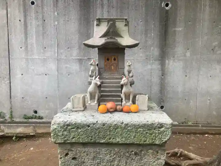 狸穴稲荷社の{uncategorized: "未分類", other: "その他", undefined: "問題あり", building: "その他建物", grave: "お墓", sacred_gate: "鳥居", guardian: "狛犬", statue: "像", buddha: "仏像", history: "歴史", nature: "自然", garden: "庭園", animal: "動物", pagoda: "塔", temizu: "手水舎", mountain_gate: "山門・神門", sanctuary: "本殿・本堂", subordinate: "末社・摂社", art: "芸術", scenery: "景色", jizo: "地蔵", ema: "絵馬", goshuin: "御朱印", omikuji: "おみくじ", items: "授与品その他", amulet: "お守り", goshuincho: "御朱印帳", eats: "食事", festival: "お祭り", votive_dance: "神楽", shichigosan: "七五三参", wedding: "結婚式", experience: "体験その他", initially: "初詣", around: "周辺", anti_infection: "感染症対策"}