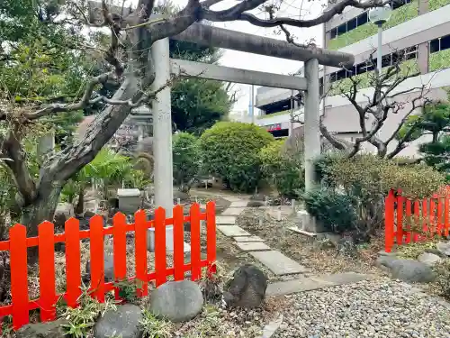靍護稲荷神社の{uncategorized: "未分類", other: "その他", undefined: "問題あり", building: "その他建物", grave: "お墓", sacred_gate: "鳥居", guardian: "狛犬", statue: "像", buddha: "仏像", history: "歴史", nature: "自然", garden: "庭園", animal: "動物", pagoda: "塔", temizu: "手水舎", mountain_gate: "山門・神門", sanctuary: "本殿・本堂", subordinate: "末社・摂社", art: "芸術", scenery: "景色", jizo: "地蔵", ema: "絵馬", goshuin: "御朱印", omikuji: "おみくじ", items: "授与品その他", amulet: "お守り", goshuincho: "御朱印帳", eats: "食事", festival: "お祭り", votive_dance: "神楽", shichigosan: "七五三参", wedding: "結婚式", experience: "体験その他", initially: "初詣", around: "周辺", anti_infection: "感染症対策"}