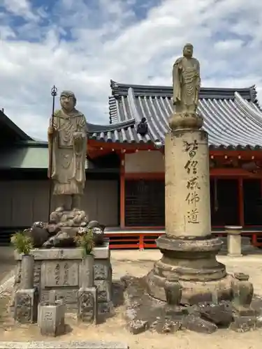 八正寺の像