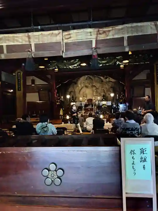 日石寺の本殿・本堂