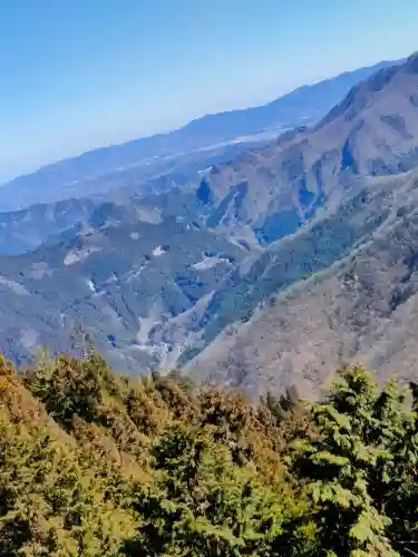 三峯神社の{uncategorized: "未分類", other: "その他", undefined: "問題あり", building: "その他建物", grave: "お墓", sacred_gate: "鳥居", guardian: "狛犬", statue: "像", buddha: "仏像", history: "歴史", nature: "自然", garden: "庭園", animal: "動物", pagoda: "塔", temizu: "手水舎", mountain_gate: "山門・神門", sanctuary: "本殿・本堂", subordinate: "末社・摂社", art: "芸術", scenery: "景色", jizo: "地蔵", ema: "絵馬", goshuin: "御朱印", omikuji: "おみくじ", items: "授与品その他", amulet: "お守り", goshuincho: "御朱印帳", eats: "食事", festival: "お祭り", votive_dance: "神楽", shichigosan: "七五三参", wedding: "結婚式", experience: "体験その他", initially: "初詣", around: "周辺", anti_infection: "感染症対策"}
