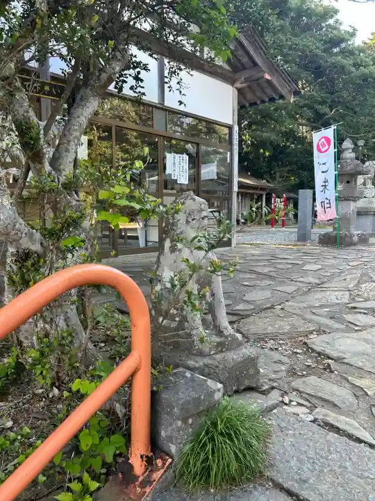 御崎神社の{uncategorized: "未分類", other: "その他", undefined: "問題あり", building: "その他建物", grave: "お墓", sacred_gate: "鳥居", guardian: "狛犬", statue: "像", buddha: "仏像", history: "歴史", nature: "自然", garden: "庭園", animal: "動物", pagoda: "塔", temizu: "手水舎", mountain_gate: "山門・神門", sanctuary: "本殿・本堂", subordinate: "末社・摂社", art: "芸術", scenery: "景色", jizo: "地蔵", ema: "絵馬", goshuin: "御朱印", omikuji: "おみくじ", items: "授与品その他", amulet: "お守り", goshuincho: "御朱印帳", eats: "食事", festival: "お祭り", votive_dance: "神楽", shichigosan: "七五三参", wedding: "結婚式", experience: "体験その他", initially: "初詣", around: "周辺", anti_infection: "感染症対策"}