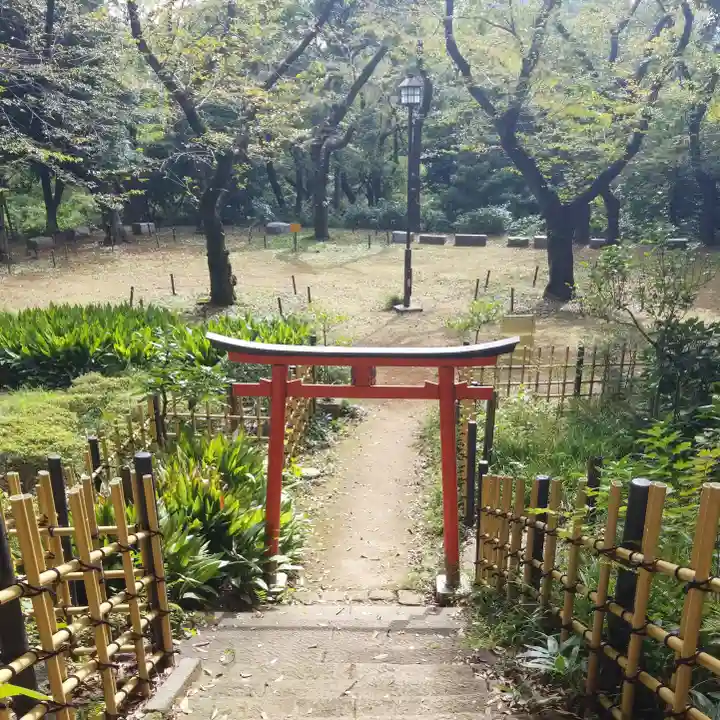 円山随身稲荷大明神の鳥居