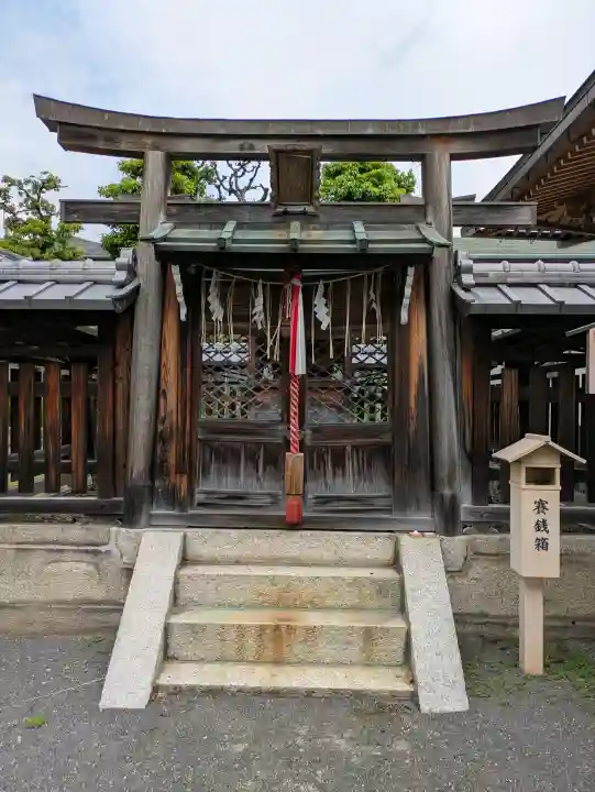 御輿岡神社の{uncategorized: "未分類", other: "その他", undefined: "問題あり", building: "その他建物", grave: "お墓", sacred_gate: "鳥居", guardian: "狛犬", statue: "像", buddha: "仏像", history: "歴史", nature: "自然", garden: "庭園", animal: "動物", pagoda: "塔", temizu: "手水舎", mountain_gate: "山門・神門", sanctuary: "本殿・本堂", subordinate: "末社・摂社", art: "芸術", scenery: "景色", jizo: "地蔵", ema: "絵馬", goshuin: "御朱印", omikuji: "おみくじ", items: "授与品その他", amulet: "お守り", goshuincho: "御朱印帳", eats: "食事", festival: "お祭り", votive_dance: "神楽", shichigosan: "七五三参", wedding: "結婚式", experience: "体験その他", initially: "初詣", around: "周辺", anti_infection: "感染症対策"}