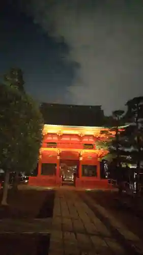 穴八幡宮の山門・神門