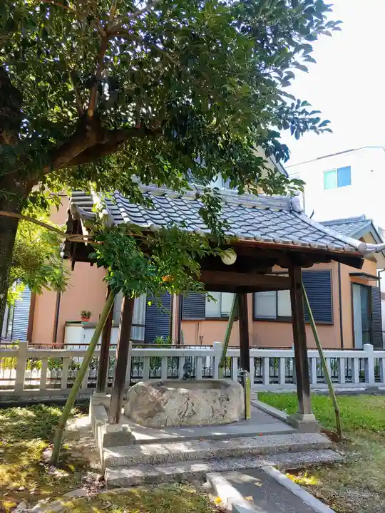 神明社の手水舎