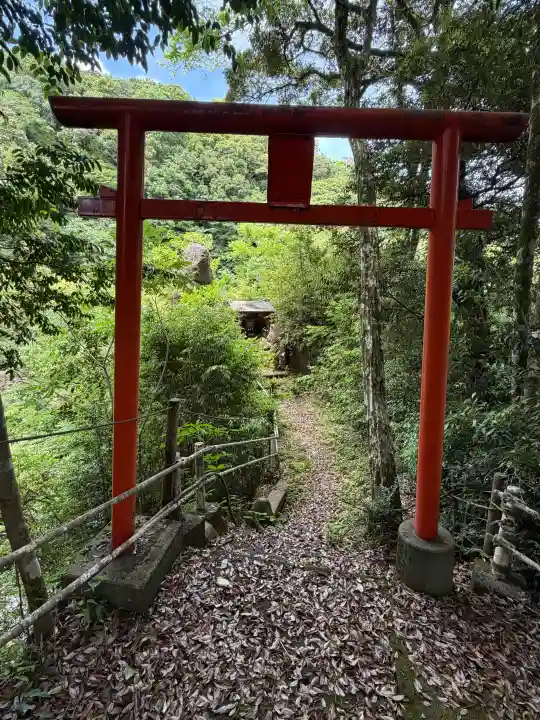大川原稲荷神社の{uncategorized: "未分類", other: "その他", undefined: "問題あり", building: "その他建物", grave: "お墓", sacred_gate: "鳥居", guardian: "狛犬", statue: "像", buddha: "仏像", history: "歴史", nature: "自然", garden: "庭園", animal: "動物", pagoda: "塔", temizu: "手水舎", mountain_gate: "山門・神門", sanctuary: "本殿・本堂", subordinate: "末社・摂社", art: "芸術", scenery: "景色", jizo: "地蔵", ema: "絵馬", goshuin: "御朱印", omikuji: "おみくじ", items: "授与品その他", amulet: "お守り", goshuincho: "御朱印帳", eats: "食事", festival: "お祭り", votive_dance: "神楽", shichigosan: "七五三参", wedding: "結婚式", experience: "体験その他", initially: "初詣", around: "周辺", anti_infection: "感染症対策"}