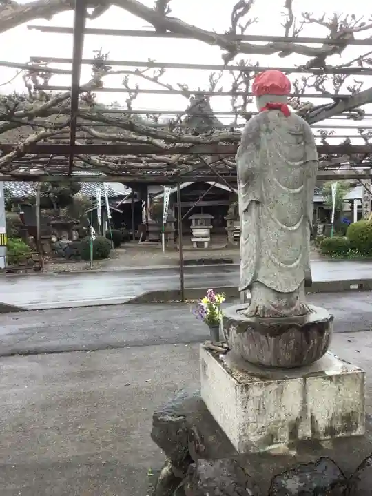 八大龍王本殿の地蔵