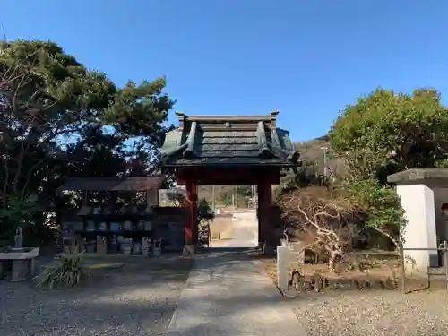 西照院慈眼寺の山門