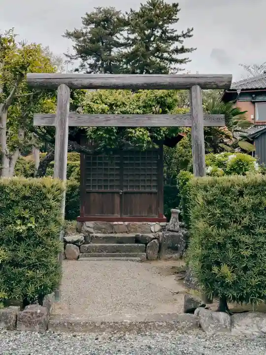 南龍神社の{uncategorized: "未分類", other: "その他", undefined: "問題あり", building: "その他建物", grave: "お墓", sacred_gate: "鳥居", guardian: "狛犬", statue: "像", buddha: "仏像", history: "歴史", nature: "自然", garden: "庭園", animal: "動物", pagoda: "塔", temizu: "手水舎", mountain_gate: "山門・神門", sanctuary: "本殿・本堂", subordinate: "末社・摂社", art: "芸術", scenery: "景色", jizo: "地蔵", ema: "絵馬", goshuin: "御朱印", omikuji: "おみくじ", items: "授与品その他", amulet: "お守り", goshuincho: "御朱印帳", eats: "食事", festival: "お祭り", votive_dance: "神楽", shichigosan: "七五三参", wedding: "結婚式", experience: "体験その他", initially: "初詣", around: "周辺", anti_infection: "感染症対策"}