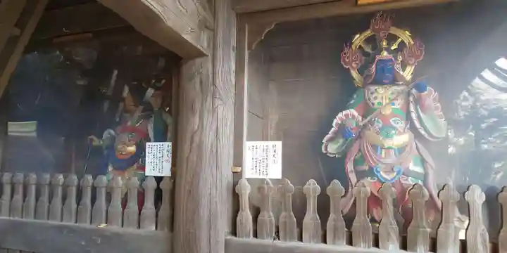 布施弁天 東海寺の山門・神門