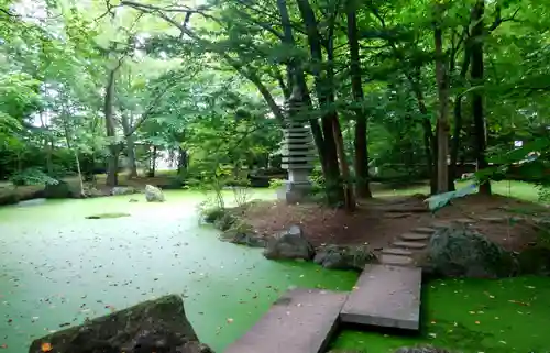 帯廣神社の庭園