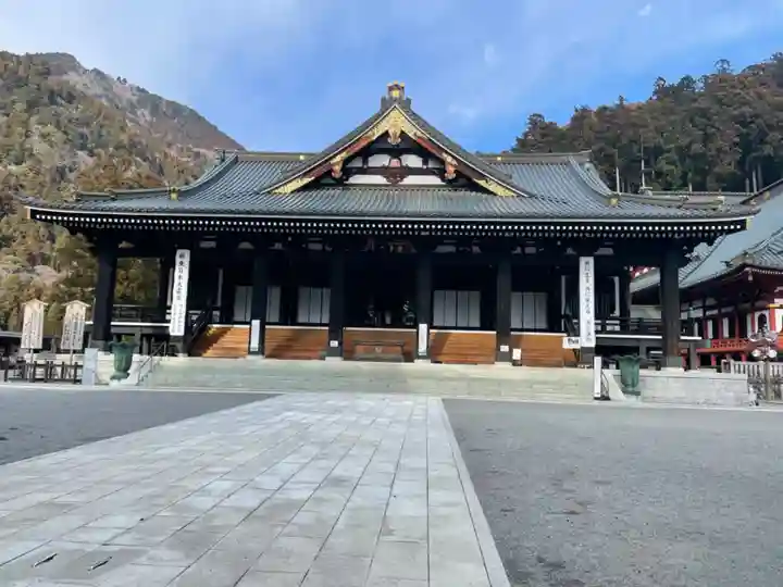 久遠寺の本殿・本堂