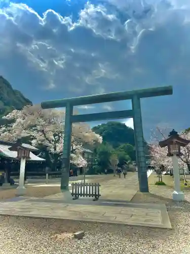 岐阜護國神社の{uncategorized: "未分類", other: "その他", undefined: "問題あり", building: "その他建物", grave: "お墓", sacred_gate: "鳥居", guardian: "狛犬", statue: "像", buddha: "仏像", history: "歴史", nature: "自然", garden: "庭園", animal: "動物", pagoda: "塔", temizu: "手水舎", mountain_gate: "山門・神門", sanctuary: "本殿・本堂", subordinate: "末社・摂社", art: "芸術", scenery: "景色", jizo: "地蔵", ema: "絵馬", goshuin: "御朱印", omikuji: "おみくじ", items: "授与品その他", amulet: "お守り", goshuincho: "御朱印帳", eats: "食事", festival: "お祭り", votive_dance: "神楽", shichigosan: "七五三参", wedding: "結婚式", experience: "体験その他", initially: "初詣", around: "周辺", anti_infection: "感染症対策"}