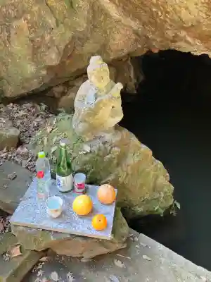 窟神社の{uncategorized: "未分類", other: "その他", undefined: "問題あり", building: "その他建物", grave: "お墓", sacred_gate: "鳥居", guardian: "狛犬", statue: "像", buddha: "仏像", history: "歴史", nature: "自然", garden: "庭園", animal: "動物", pagoda: "塔", temizu: "手水舎", mountain_gate: "山門・神門", sanctuary: "本殿・本堂", subordinate: "末社・摂社", art: "芸術", scenery: "景色", jizo: "地蔵", ema: "絵馬", goshuin: "御朱印", omikuji: "おみくじ", items: "授与品その他", amulet: "お守り", goshuincho: "御朱印帳", eats: "食事", festival: "お祭り", votive_dance: "神楽", shichigosan: "七五三参", wedding: "結婚式", experience: "体験その他", initially: "初詣", around: "周辺", anti_infection: "感染症対策"}