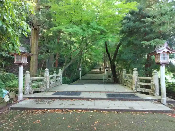 白山比咩神社の{uncategorized: "未分類", other: "その他", undefined: "問題あり", building: "その他建物", grave: "お墓", sacred_gate: "鳥居", guardian: "狛犬", statue: "像", buddha: "仏像", history: "歴史", nature: "自然", garden: "庭園", animal: "動物", pagoda: "塔", temizu: "手水舎", mountain_gate: "山門・神門", sanctuary: "本殿・本堂", subordinate: "末社・摂社", art: "芸術", scenery: "景色", jizo: "地蔵", ema: "絵馬", goshuin: "御朱印", omikuji: "おみくじ", items: "授与品その他", amulet: "お守り", goshuincho: "御朱印帳", eats: "食事", festival: "お祭り", votive_dance: "神楽", shichigosan: "七五三参", wedding: "結婚式", experience: "体験その他", initially: "初詣", around: "周辺", anti_infection: "感染症対策"}