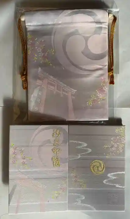 御朱印帳袋付きになります。青も気になってました。