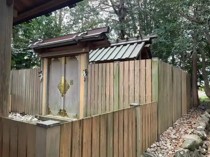 上長屋神社の{uncategorized: "未分類", other: "その他", undefined: "問題あり", building: "その他建物", grave: "お墓", sacred_gate: "鳥居", guardian: "狛犬", statue: "像", buddha: "仏像", history: "歴史", nature: "自然", garden: "庭園", animal: "動物", pagoda: "塔", temizu: "手水舎", mountain_gate: "山門・神門", sanctuary: "本殿・本堂", subordinate: "末社・摂社", art: "芸術", scenery: "景色", jizo: "地蔵", ema: "絵馬", goshuin: "御朱印", omikuji: "おみくじ", items: "授与品その他", amulet: "お守り", goshuincho: "御朱印帳", eats: "食事", festival: "お祭り", votive_dance: "神楽", shichigosan: "七五三参", wedding: "結婚式", experience: "体験その他", initially: "初詣", around: "周辺", anti_infection: "感染症対策"}