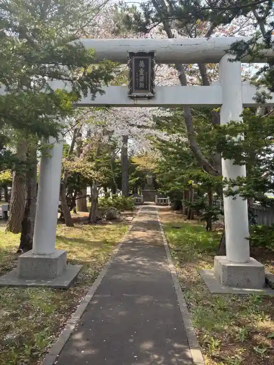 篠路神社の{uncategorized: "未分類", other: "その他", undefined: "問題あり", building: "その他建物", grave: "お墓", sacred_gate: "鳥居", guardian: "狛犬", statue: "像", buddha: "仏像", history: "歴史", nature: "自然", garden: "庭園", animal: "動物", pagoda: "塔", temizu: "手水舎", mountain_gate: "山門・神門", sanctuary: "本殿・本堂", subordinate: "末社・摂社", art: "芸術", scenery: "景色", jizo: "地蔵", ema: "絵馬", goshuin: "御朱印", omikuji: "おみくじ", items: "授与品その他", amulet: "お守り", goshuincho: "御朱印帳", eats: "食事", festival: "お祭り", votive_dance: "神楽", shichigosan: "七五三参", wedding: "結婚式", experience: "体験その他", initially: "初詣", around: "周辺", anti_infection: "感染症対策"}